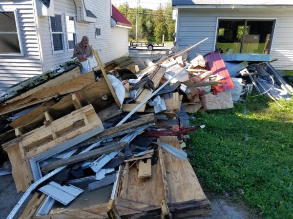 The Benefits of Choosing Local Junk Removal Services for Your Home and Business